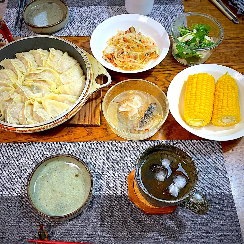 Snapdishの料理写真:餃子、豆腐と三つ葉のサラダ、茹でとうもろこし、鯵の南蛮漬け、|yakinasuさん