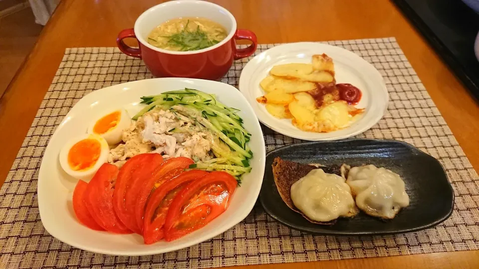 Snapdishの料理写真:☆棒々鶏風サラダ
☆ジャガイモとチーズのミルフィーユ焼き
☆羽付きニラまんじゅう
☆豆腐と卵の中華スープ|chikakoさん