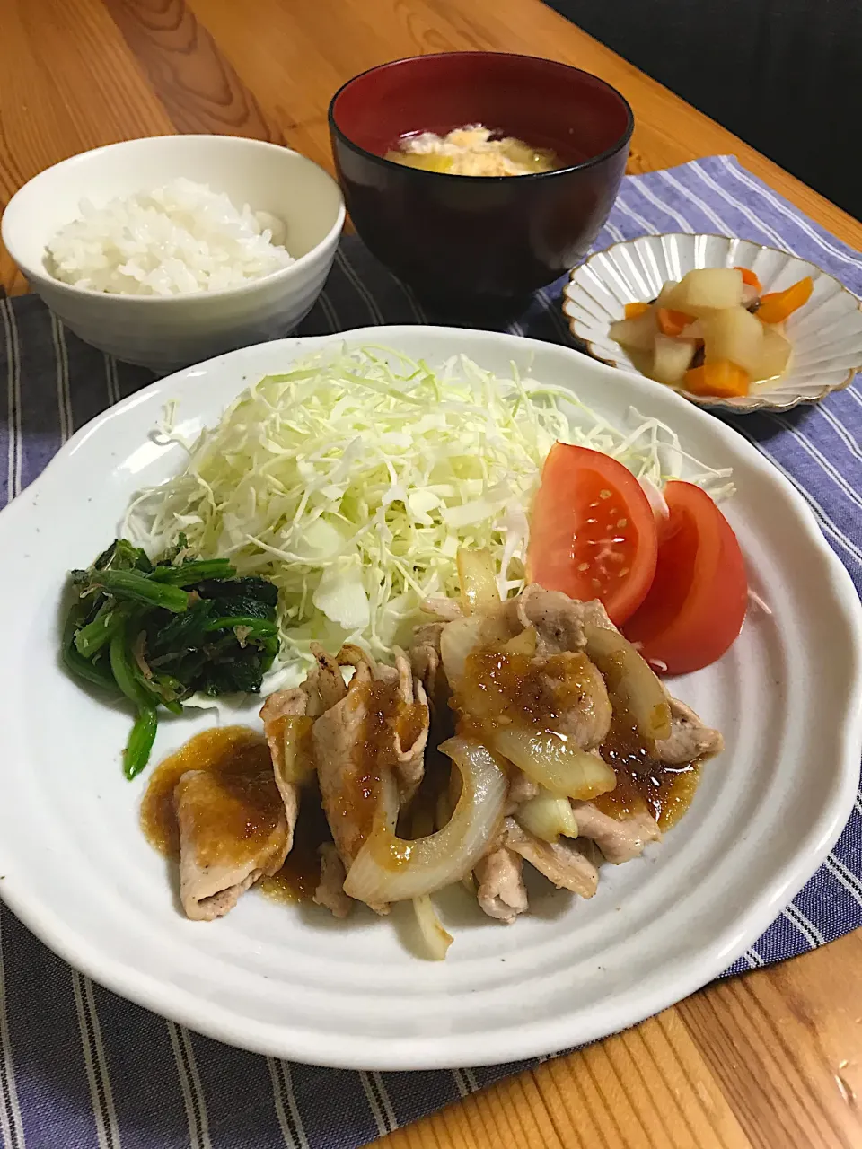 Snapdishの料理写真:豚肉と玉ねぎのソテー、ほうれん草のおひたし、大根と人参の煮物|sayaさん