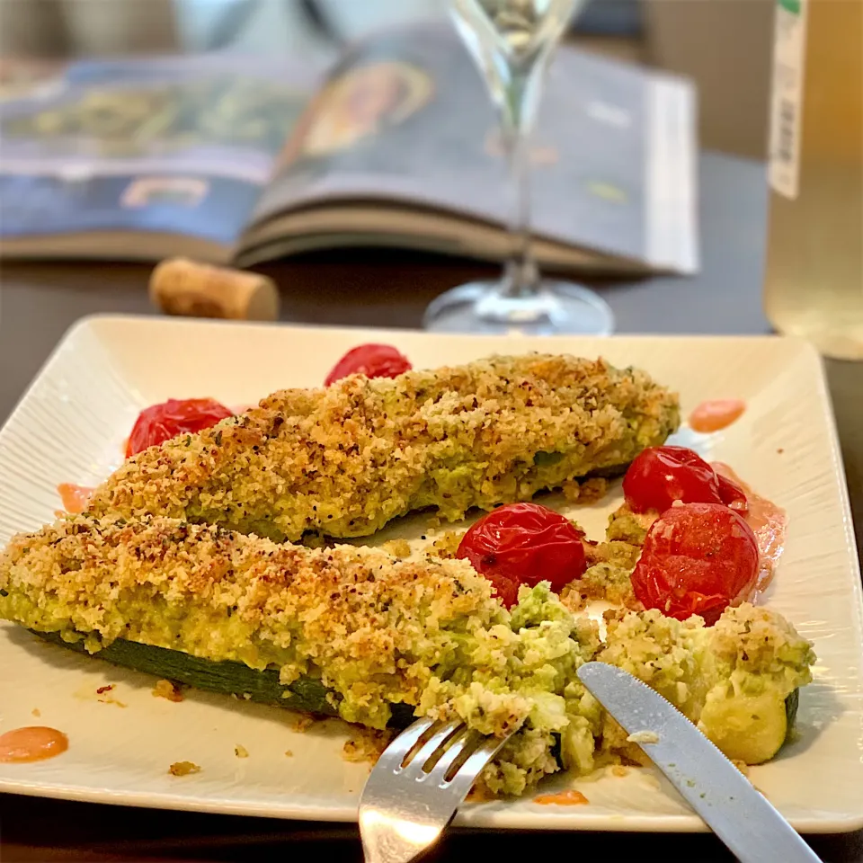 めるぼ💟さんの料理 アボタル乗せ
  ズッキーニボート
              の
       ウォーム
 オーブンベイクド
       サラダ🍴🍃|由美さん