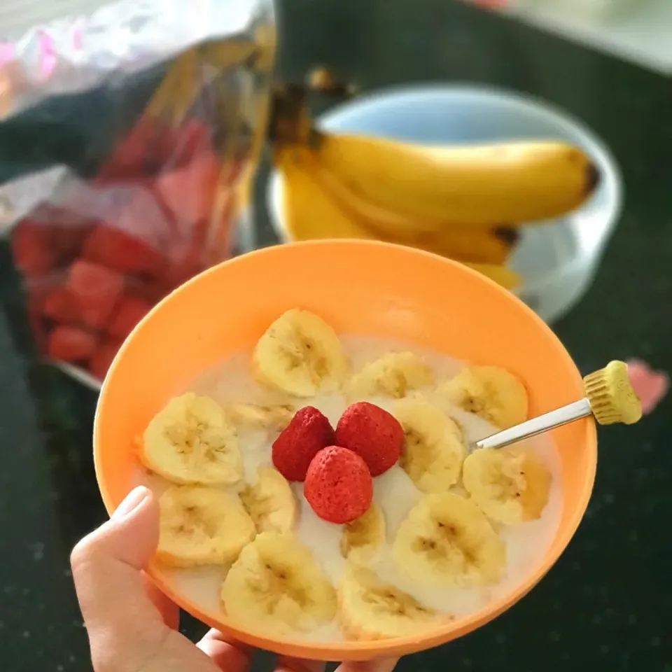 Breakfast @ Cereal +🍌🍓|envymaqueenさん