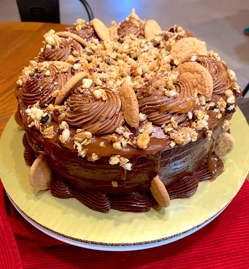 Salted Caramel Fudgedy Chocolate Cake|Alma's Home Kitchenさん