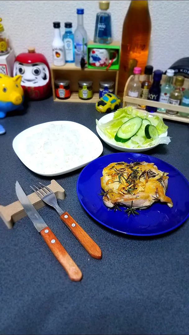 Snapdishの料理写真:久しぶりのもも肉で🐓
ローズマリー効かせた塩レモンステーキ|masaki .fさん