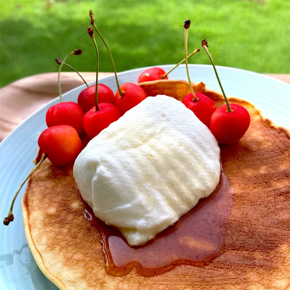 冷んやり水切りヨーグルトのっけのホットケーキ|むぎこさん