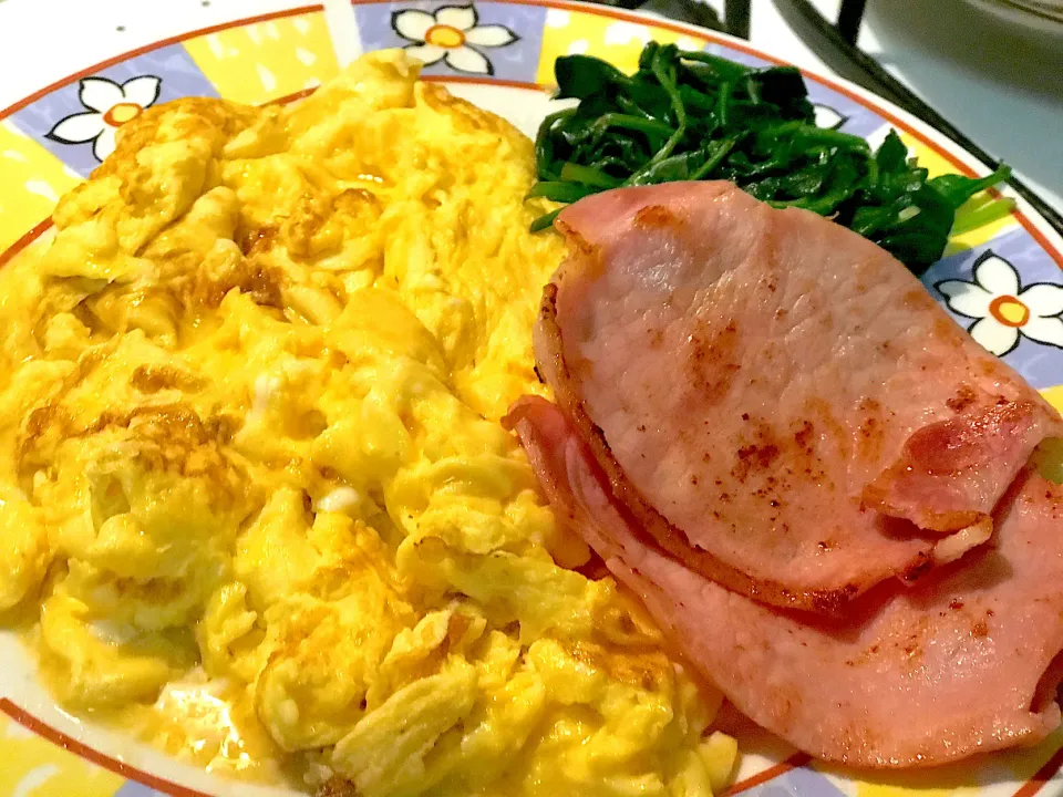 Breakfast scrambled eggs ,bacon and spinach|Babyluv Cabrera Ocampoさん