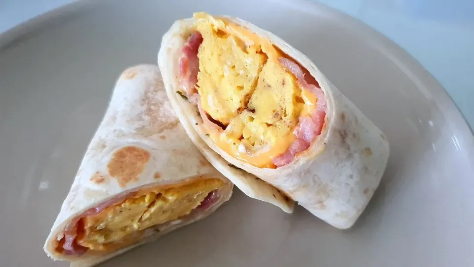 Sunday Breakfast 🥓 Bacon egg cheese wrap|🌷lynnlicious🌷さん