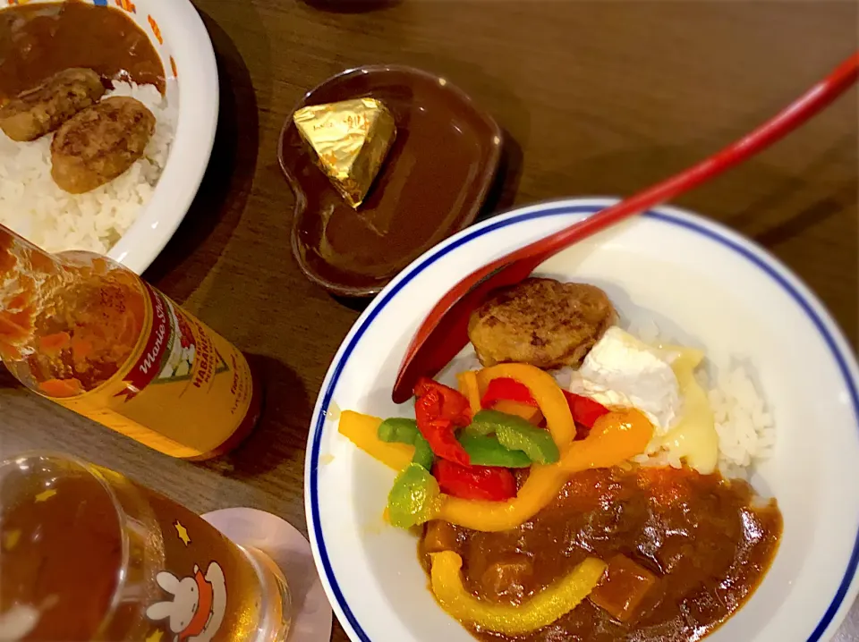 ビーフハンバーグカレー🍛　パプリカソテー　焼きカマンベールチーズ 🧀　ハバネロソース🌶  麦茶🍹|ch＊K*∀o(^^*)♪さん