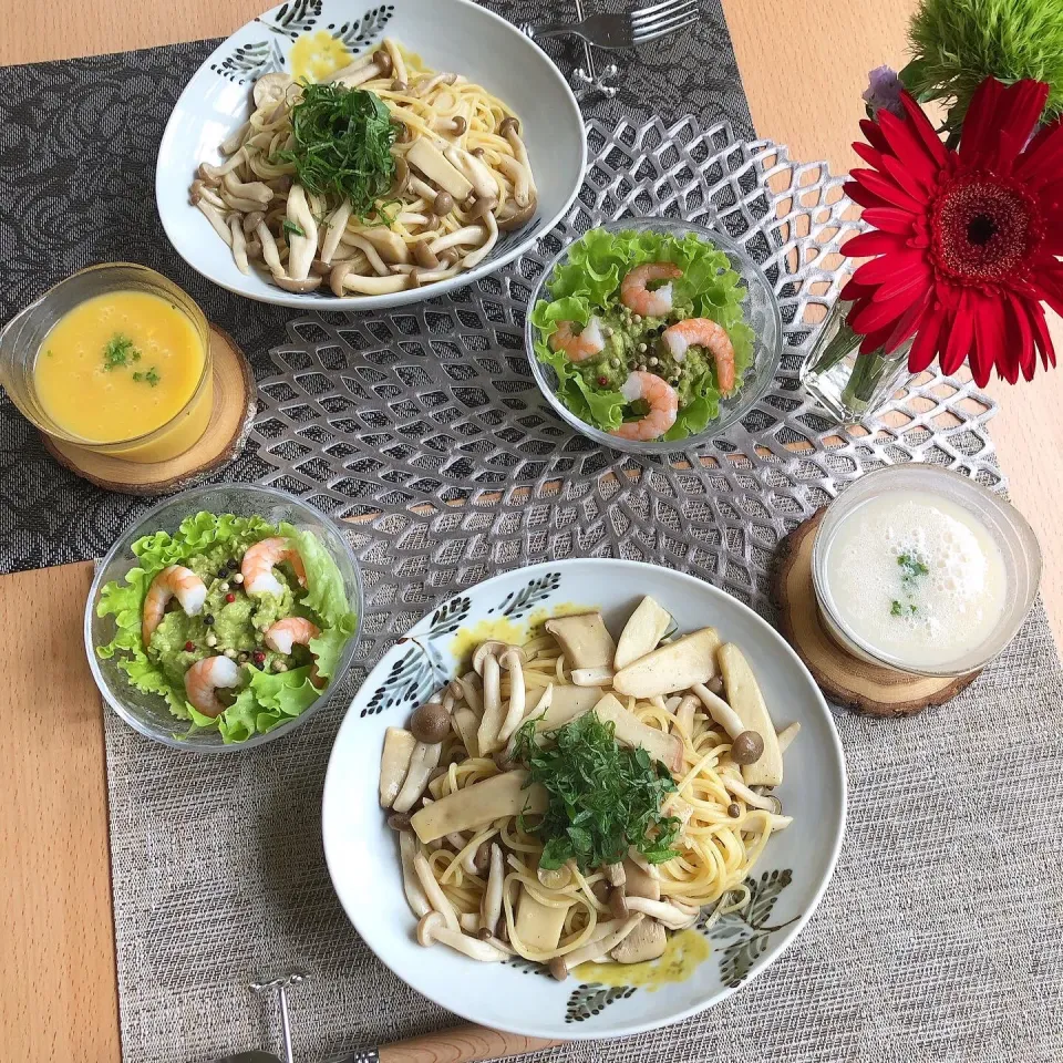 7/5❤︎きのこのバター醤油和風パスタ🍝ランチ❤︎ ワカモレサラダ🥗添え|Makinsさん