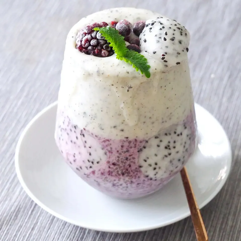 Dragonfruit, mixed berries & coconut chia pudding|Misstyさん