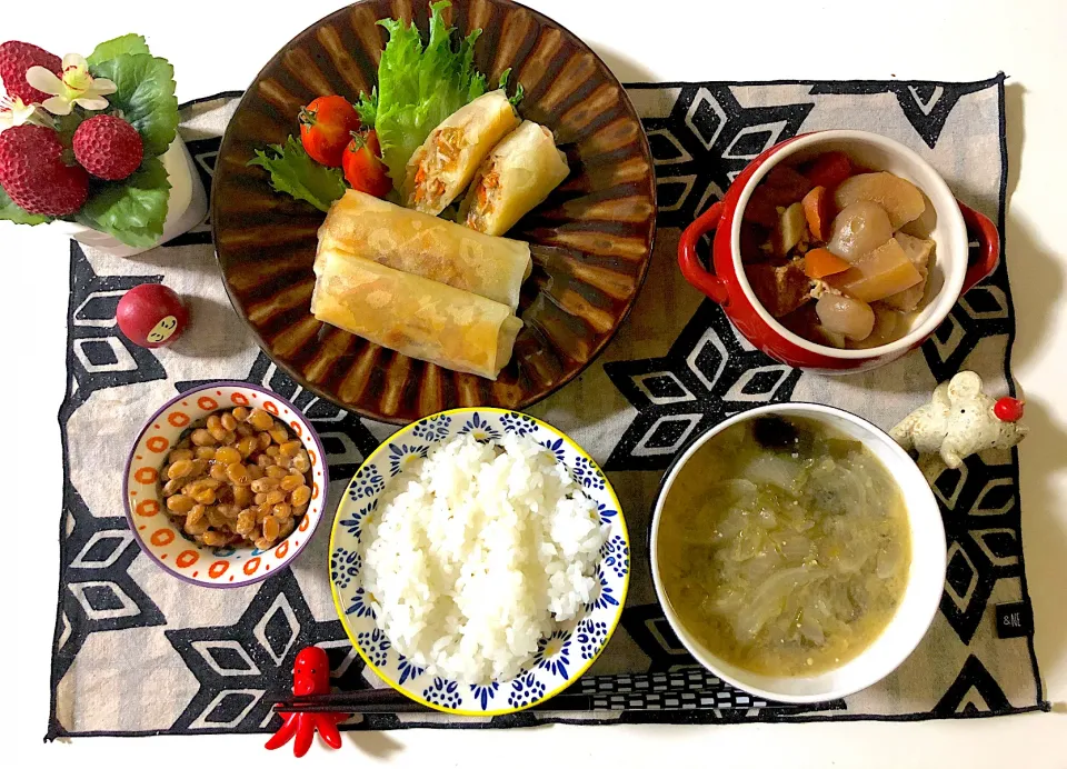 Snapdishの料理写真:春巻き、大根と牛蒡の煮物、玉ねぎと青葱とわかめの味噌汁、納豆|syamさん