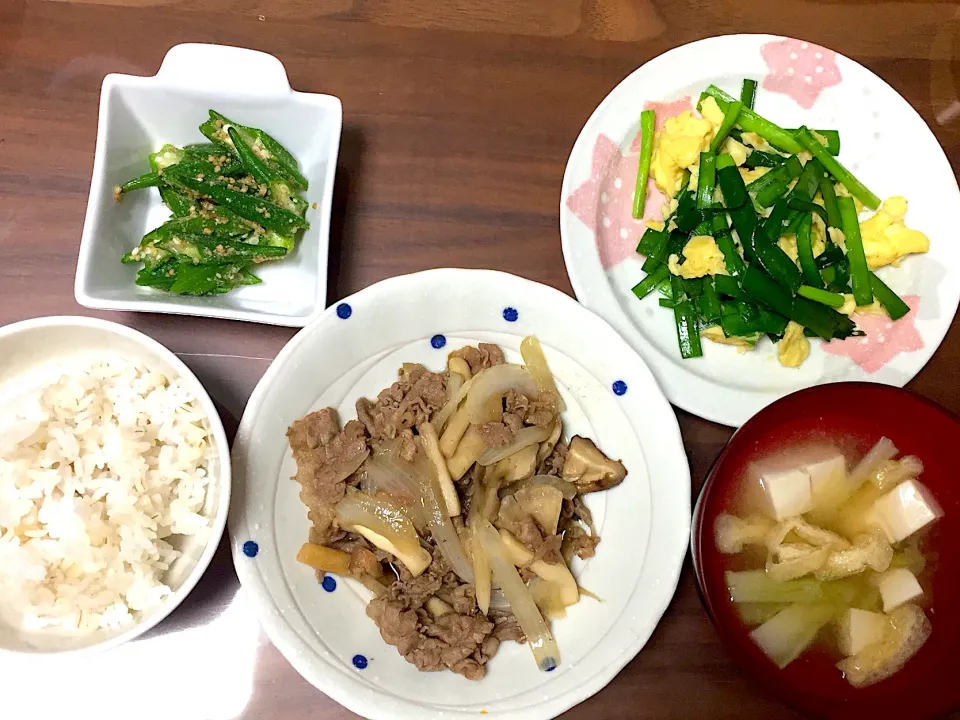 Snapdishの料理写真:牛肉ときのこのすき煮 豆腐とブロッコリーの茎の味噌汁 にら玉 オクラのごま和え|おさむん17さん