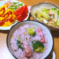 Snapdishの料理写真:ダイエット中の今日の晩ごはん

＊ブロッコリーとベーコンのリゾット
    (マンナンヒカリと雑穀)
＊無限キャベツ
＊スクランブルエッグ🍳|実音タロウさん