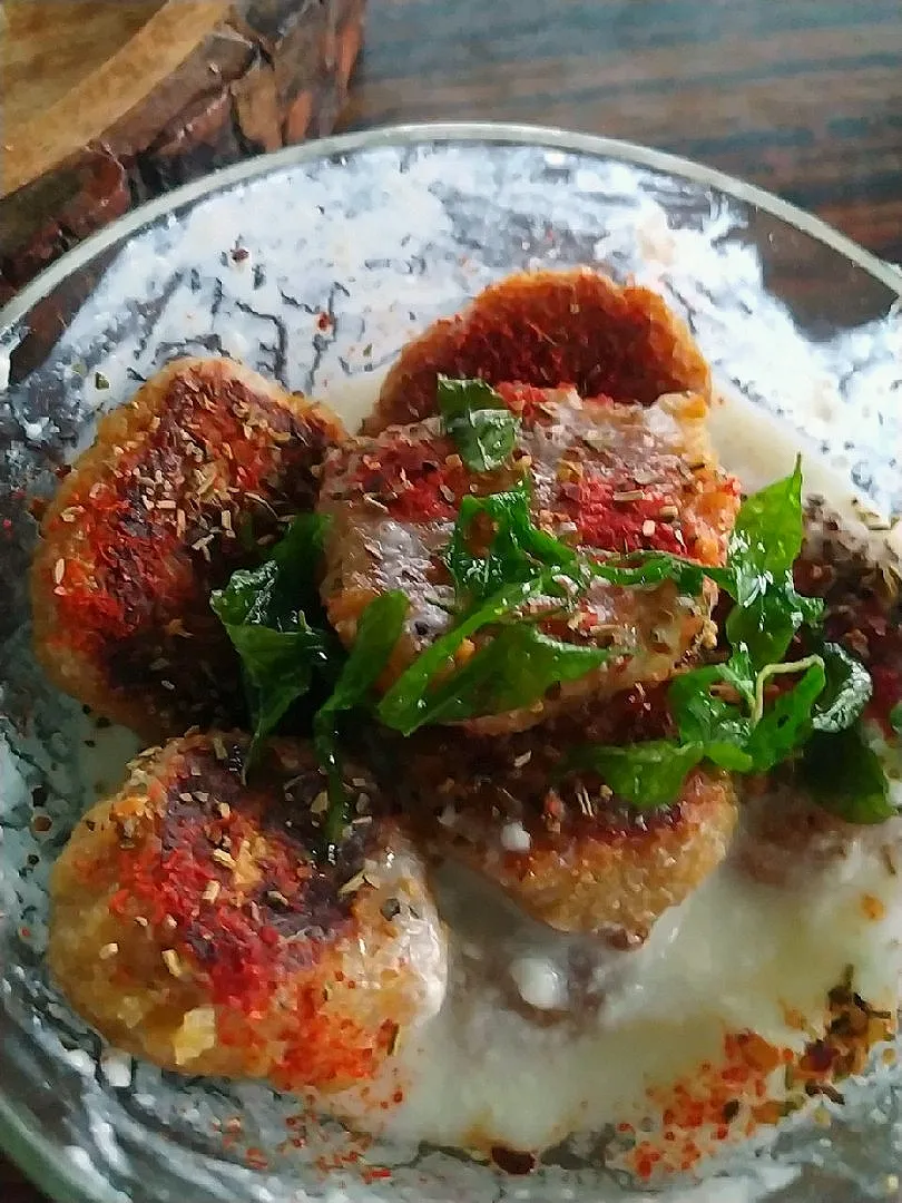 Snapdishの料理写真:potato gram flour patties dipped in cremesauce and seasoned with condiments 💕|愛子さん