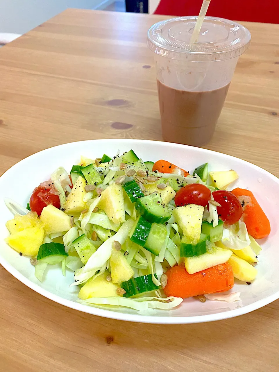 Snapdishの料理写真:サラダとプロテインミルク🥛🥗(手作り玉ねぎドレッシング~🍽)|にゃんこさん