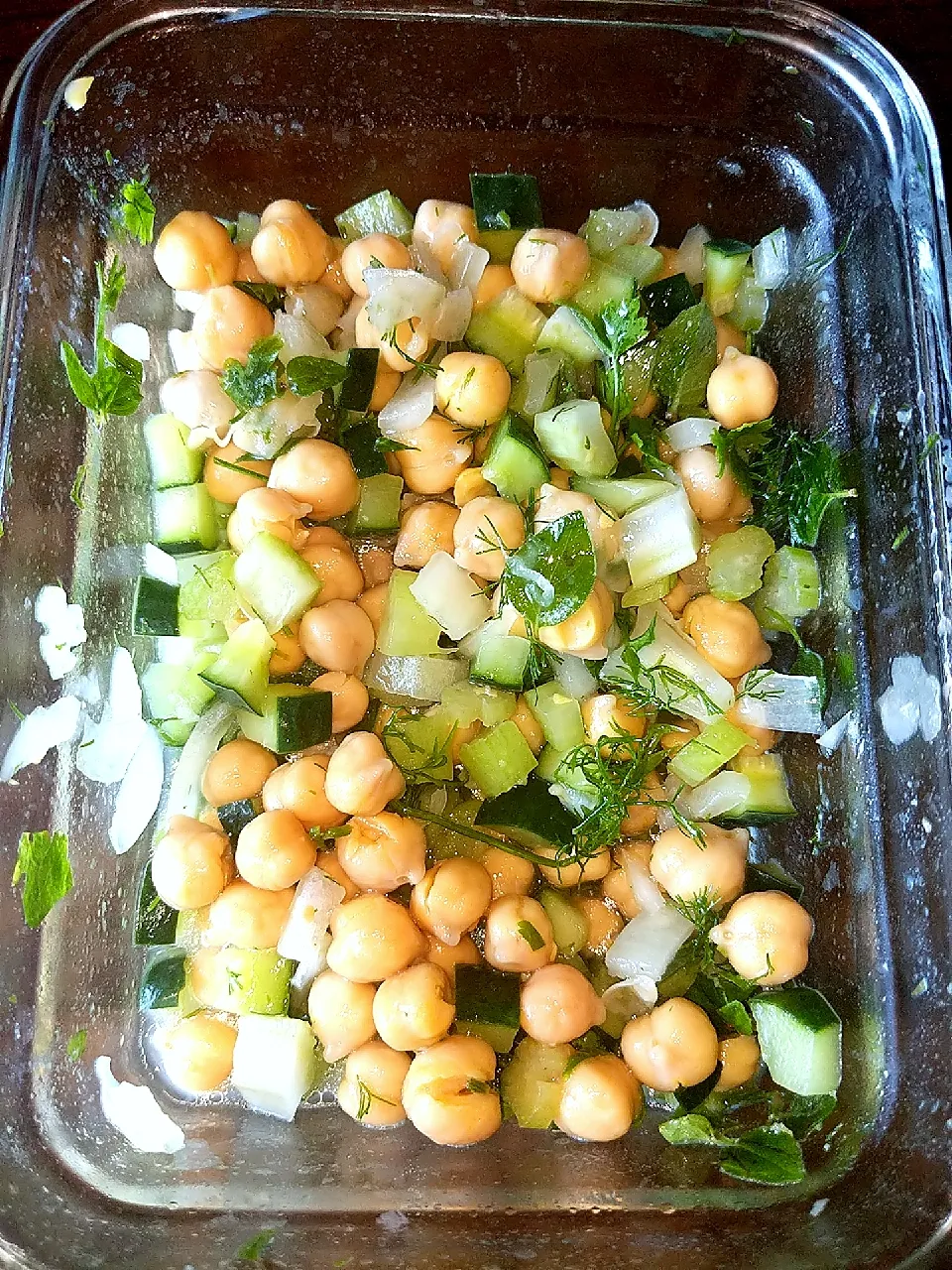 chickpea salad with cucumbers and fresh herbs|dgodekさん