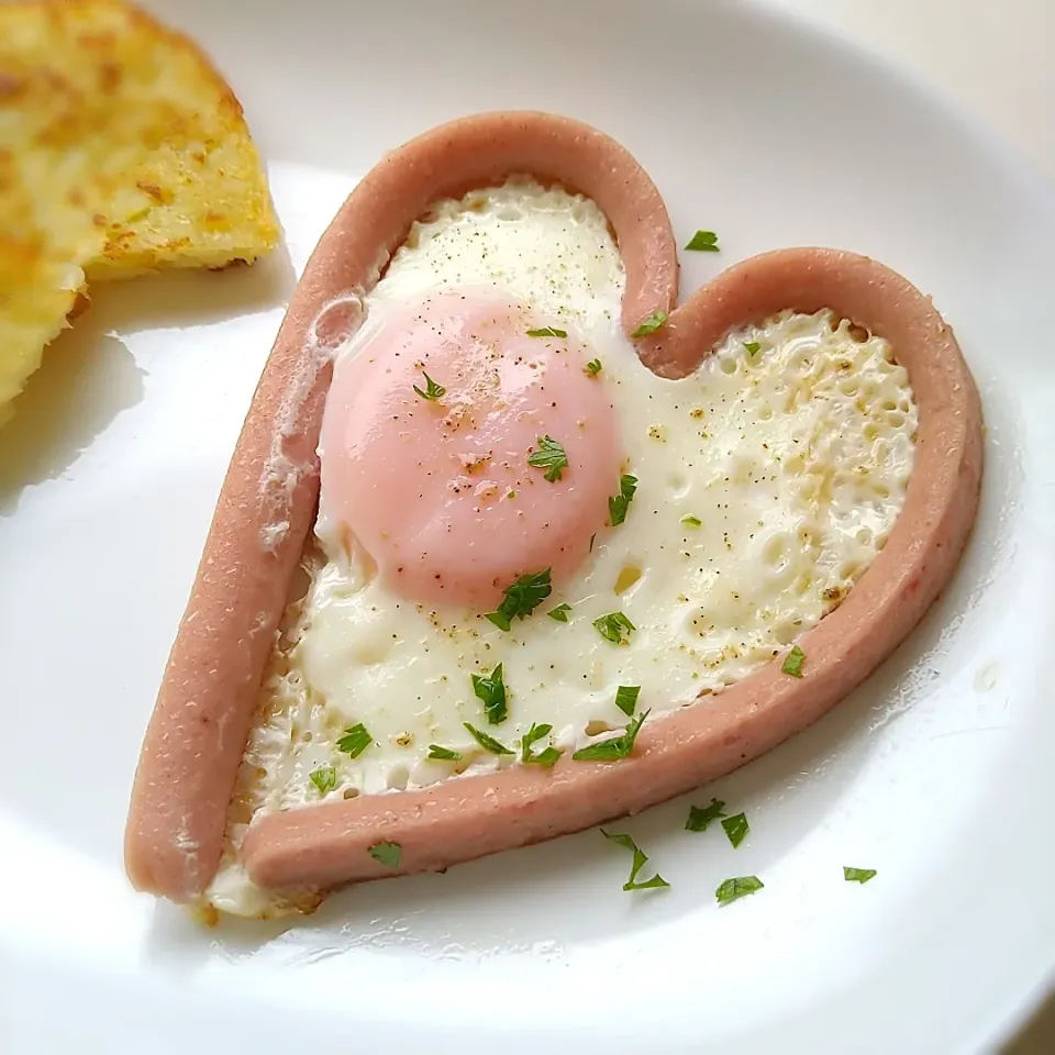 Snapdishの料理写真:sudachiさんの料理 冷蔵庫の中に有った魚肉ソーセージで、、今朝の目玉焼き|まめころさん