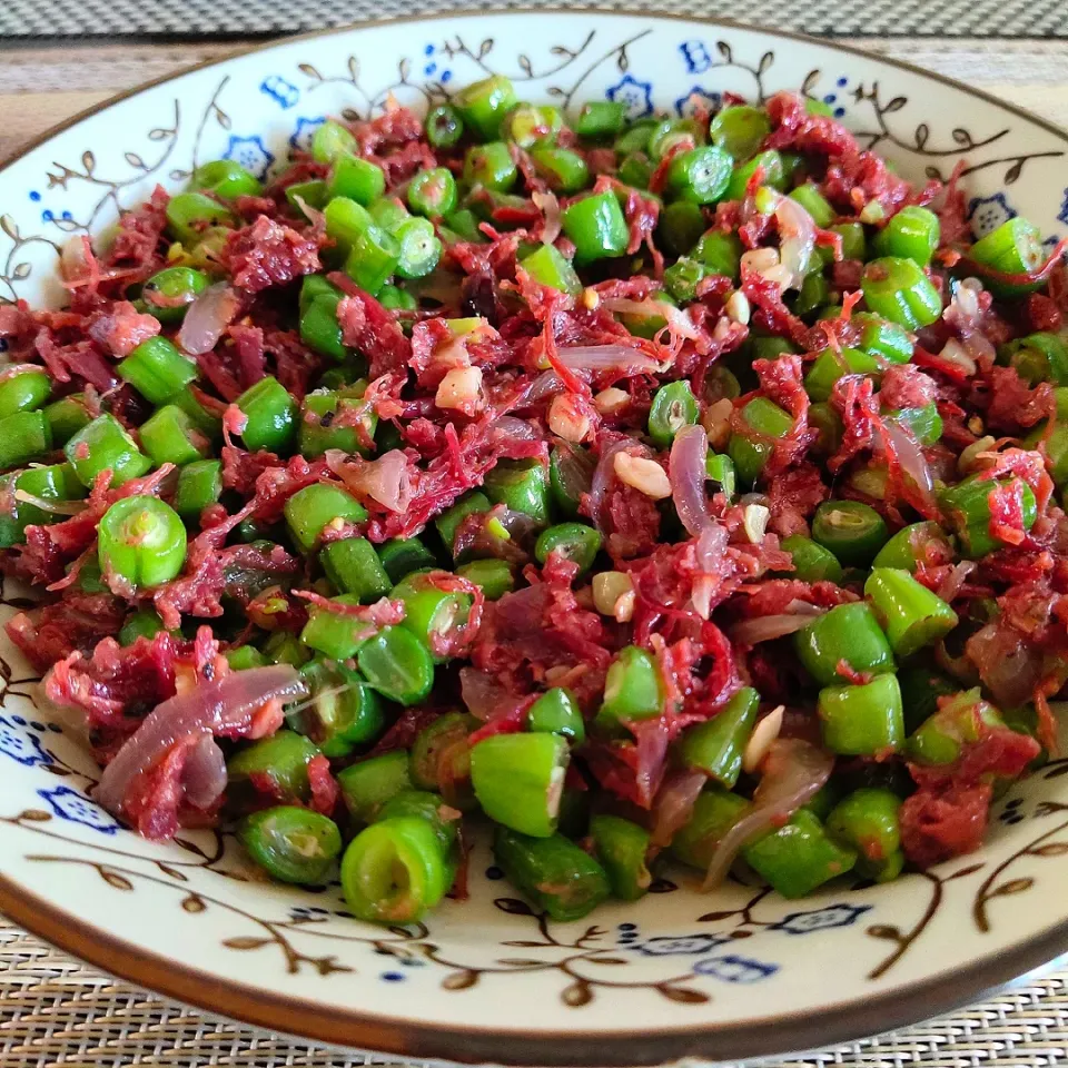 BREAKFAST: Corned beef with crunchy greens beans. Yummy!!!!|shehphさん