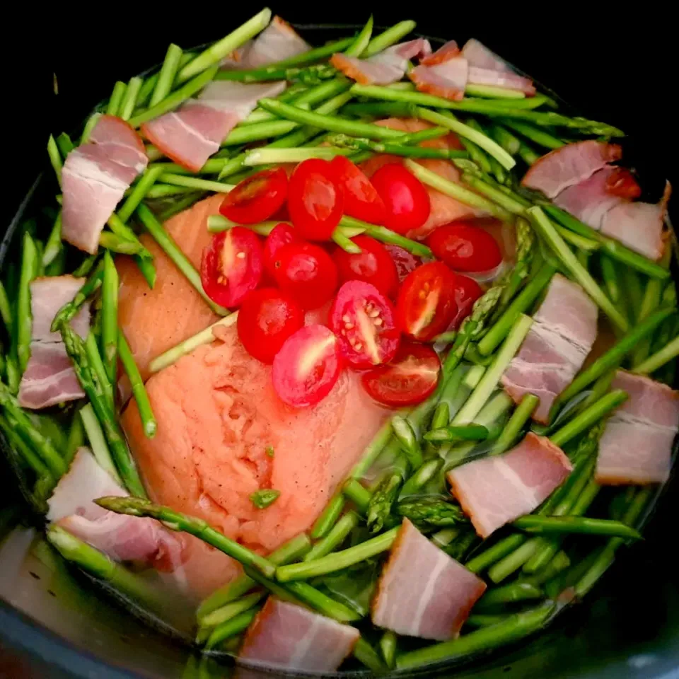 Snapdishの料理写真:envymaqueen's dish Salmon Rice +🍅🥓|envymaqueenさん