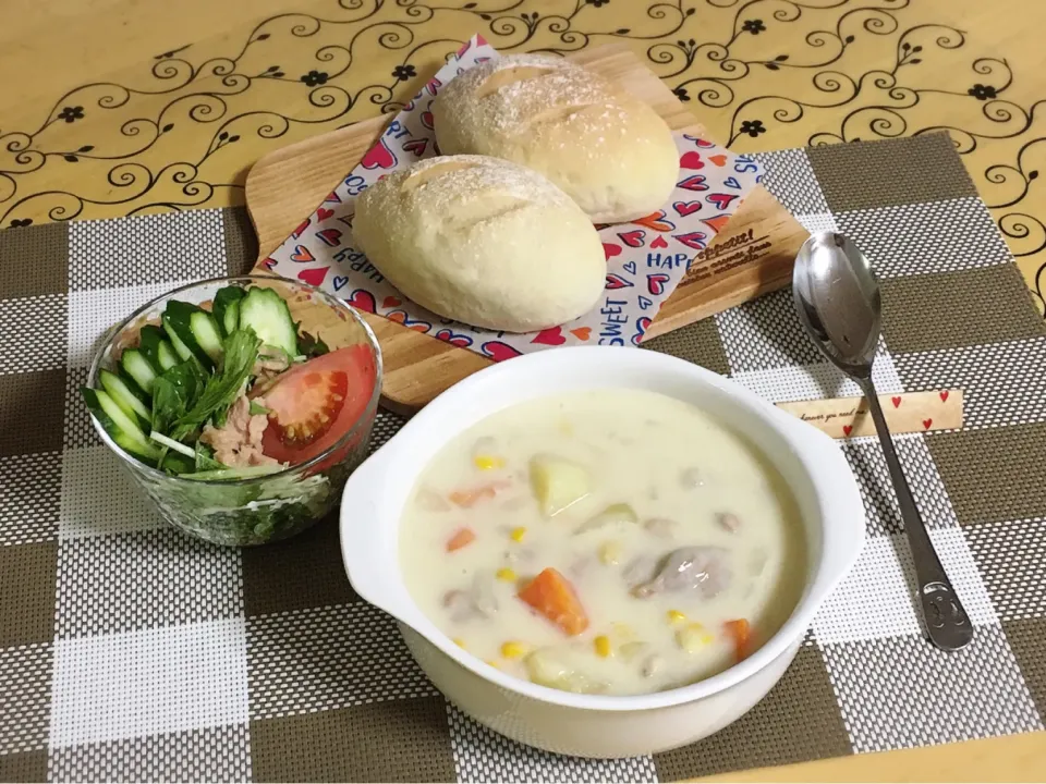 コーンクリームシチュー＆焼きたてパンの夕飯|チムニーさん