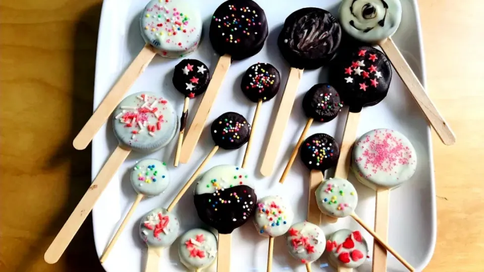 Snapdishの料理写真:oreo chocolate pops|Rajashri Thakare Sanerさん