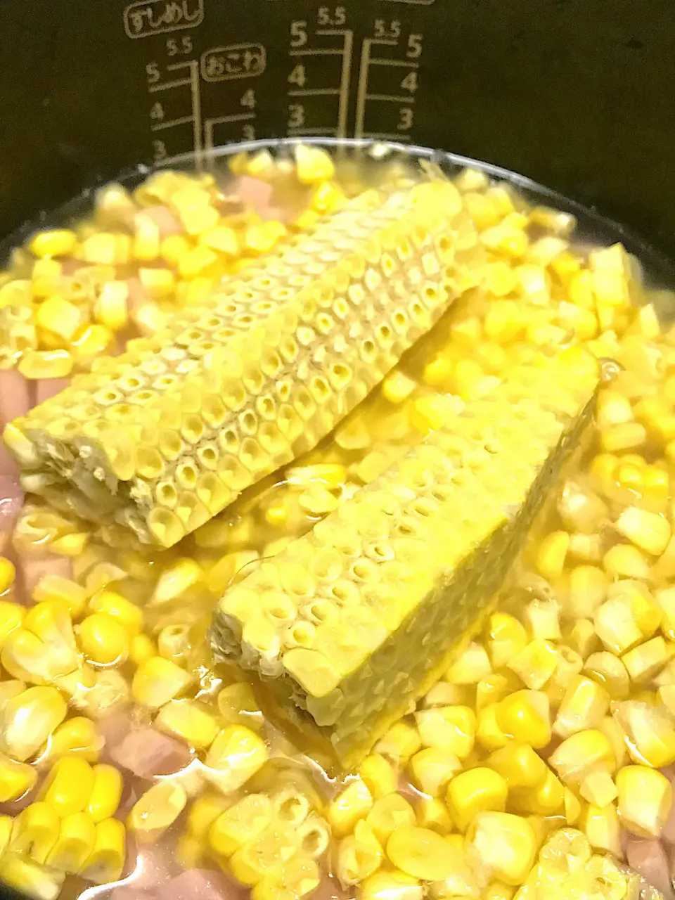 Snapdishの料理写真:美味しくなぁれ❤️とうもろこしご飯withブロックベーコン🌽🌽🌽🌽|🌺🌺Foodie🌺🌺さん