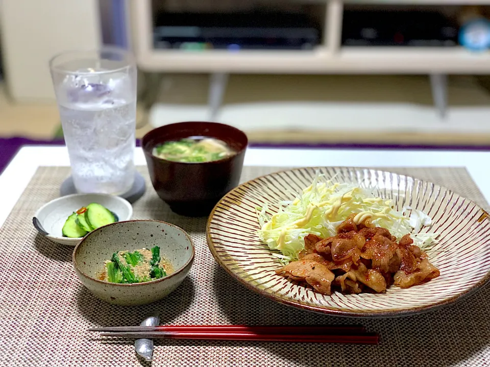 ばんごはん。生姜焼き、ほうれん草のお浸し、豆腐と油揚げのお味噌汁。|yukiさん