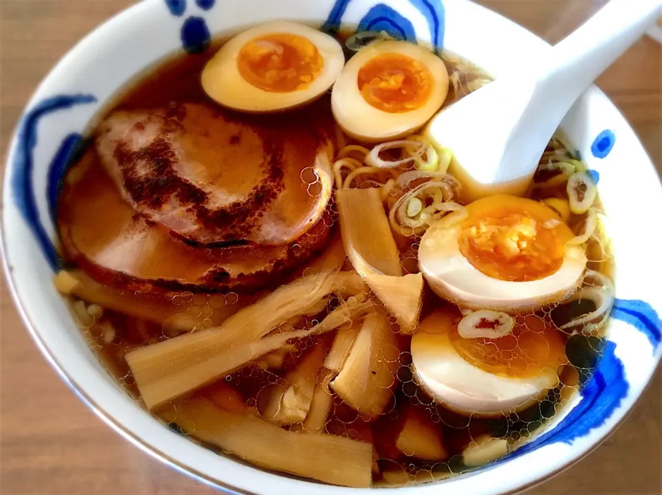 日清ラ王 醤油 ＋ セブンの煮卵,味付きメンマ,焼豚代わりのハム。|リフルシャッフルさん