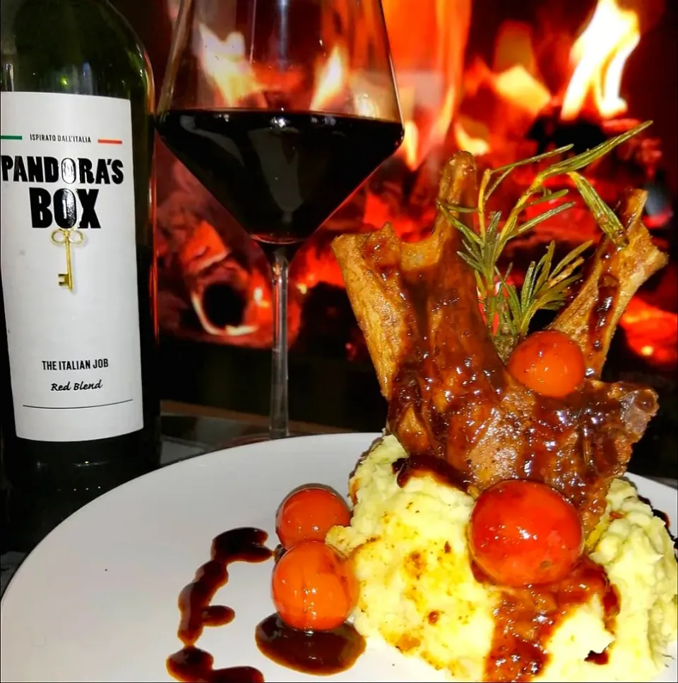 Lamb in a red wine jus served with creamy Mashed potatoes and cherry tomatoes 😋|Kim Bagleyさん