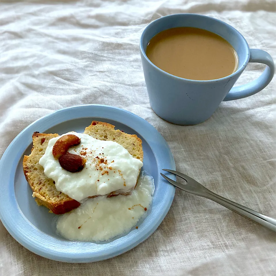 Snapdishの料理写真:冷やしバナナケーキ　自家製ヨーグルトをかけて|むぎこさん