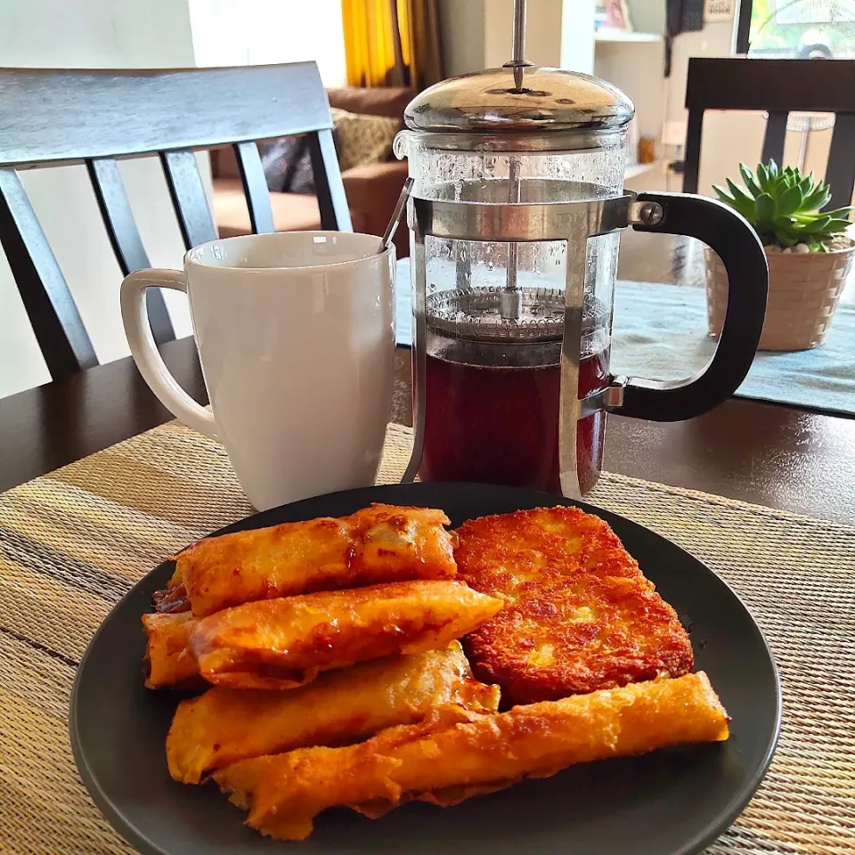 Snapdishの料理写真:LATE AFTERNOON SNACKS: coffee, hash brown and turon (saba banana wrapped in spring roll sheets)|shehphさん