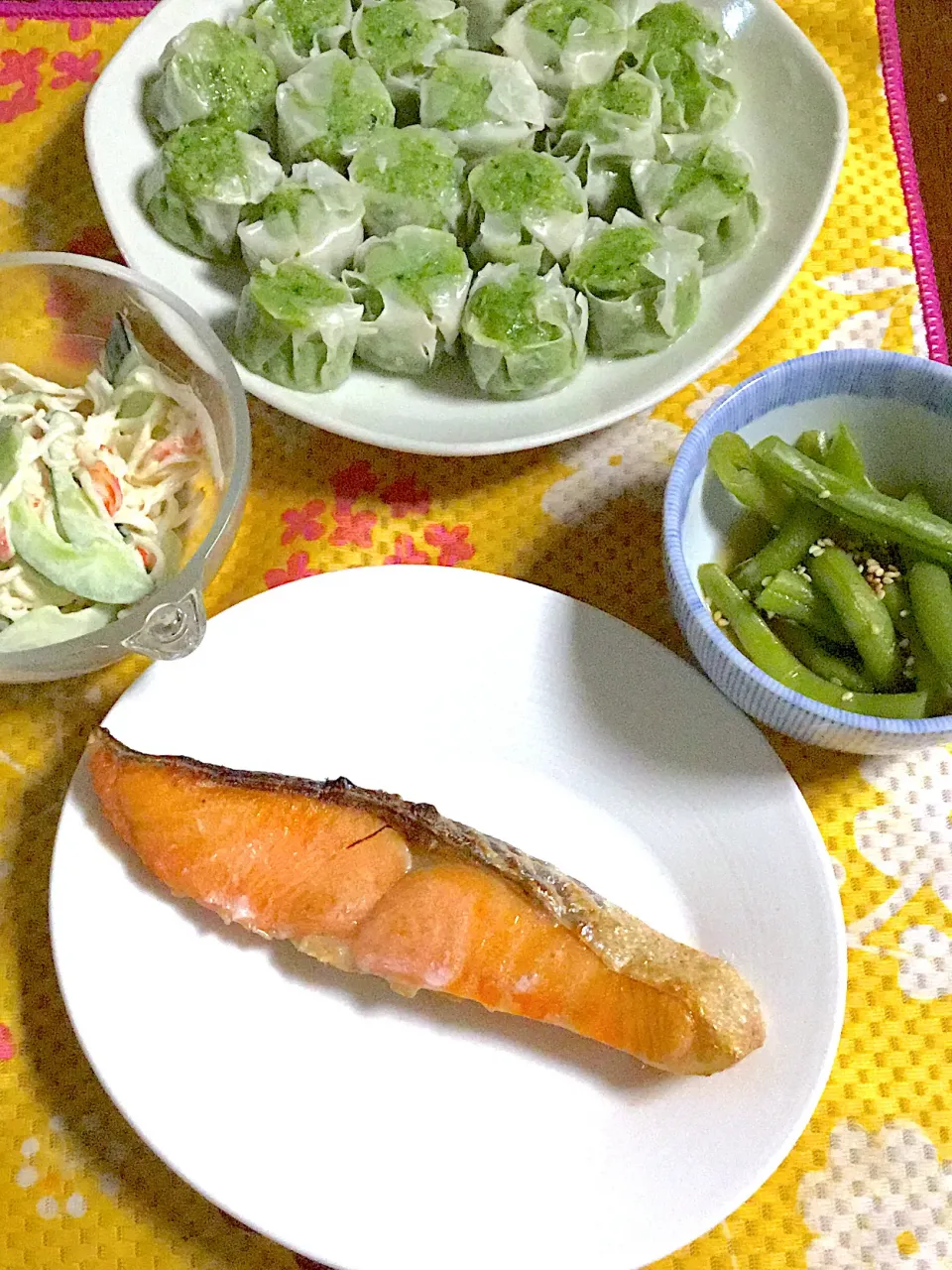 塩鮭　サラダ　インゲン豆の煮物　ほうれん草入り焼売|掛谷節子さん