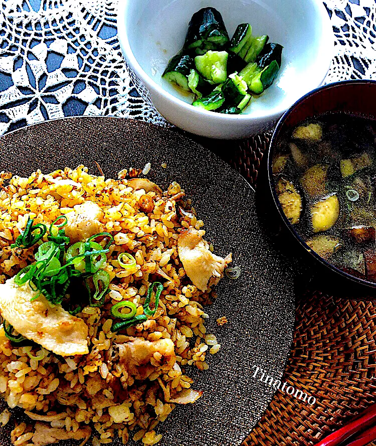 豚バラと白ネギの焼き飯、きゅうりのたたき和え、揚げない揚げナスのお味噌汁☺️|Tina Tomoko😋さん