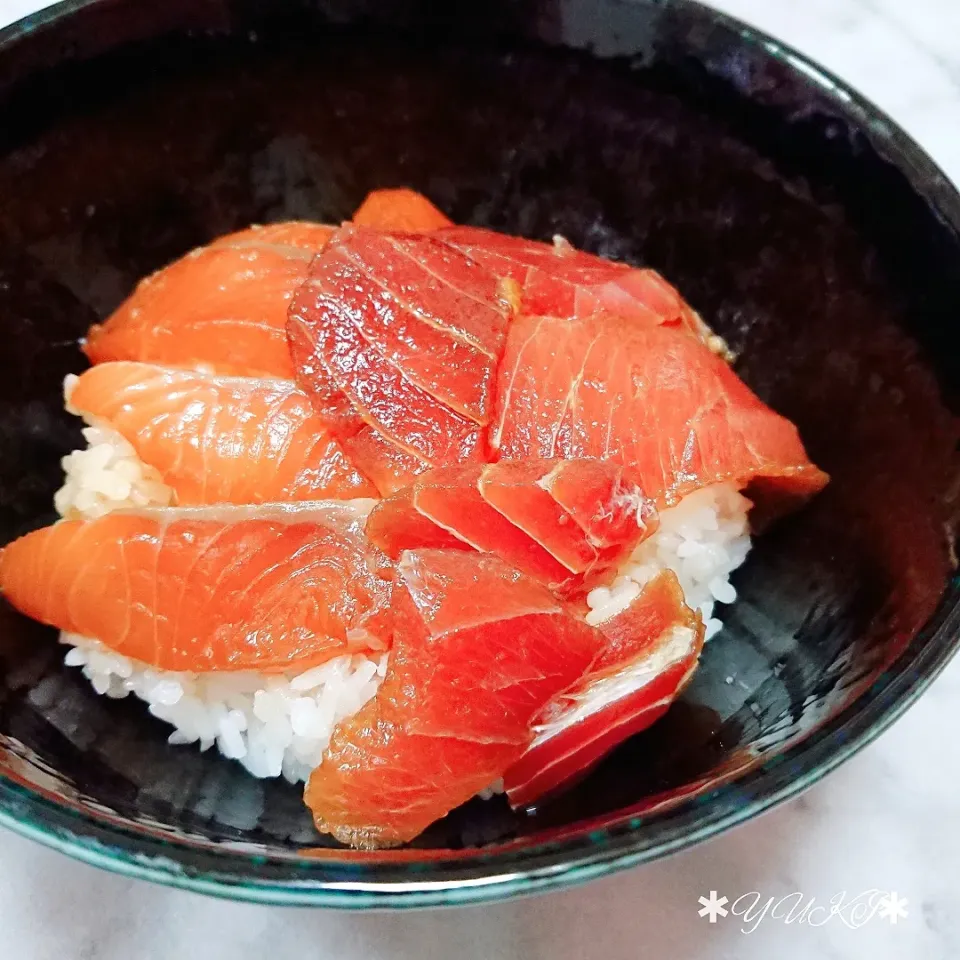 Snapdishの料理写真:サーモン＆マグロ丼|YUKIさん