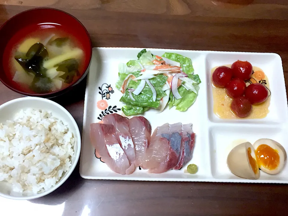 ヒラマサのお刺身 煮卵 カニかまとレタスのサラダ ミニトマトのはちみつマリネ じゃがいもとわかめの味噌汁|おさむん17さん