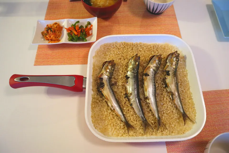 今日の夕食 いわし丸干しの炊き込みご飯、ピーマンのきんぴら、切り干し大根のキムチ和え|pinknari🐰🌈さん