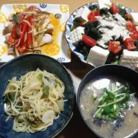 Snapdishの料理写真:糖質制限の晩ごはん

＊チキンソテーの香味ソース
＊糖質ゼロ麺ペペロンチーノ
＊海苔と豆腐のサラダ
＊長芋と海苔の味噌汁|実音タロウさん