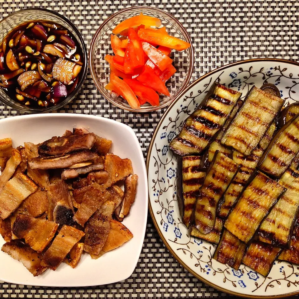 DINNER: grilled eggplant, fried pork belly, chopped tomatoes, and soy sauce dip with kalamansi and onions.|shehphさん