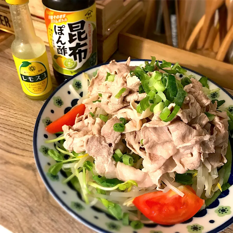 Snapdishの料理写真:豆苗ともやしの豚しゃぶサラダ　レモスコポン酢味|ゆきっちん(・8・)さん