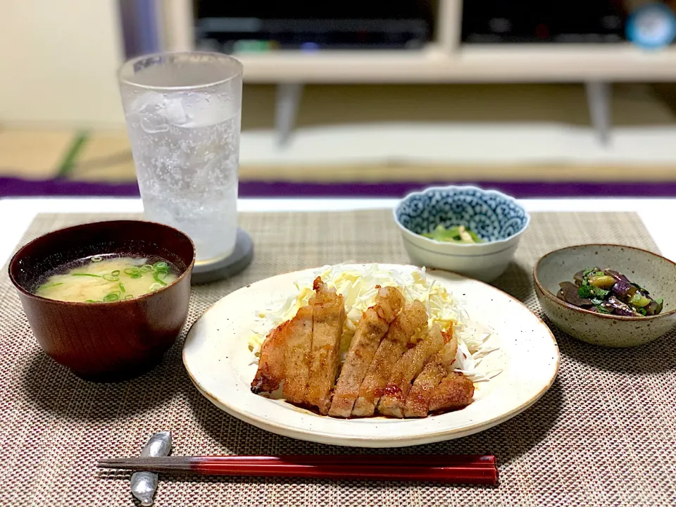 ばんごはん。トンテキ、ナスのナムル、青梗菜のおひたし、お味噌汁。|yukiさん