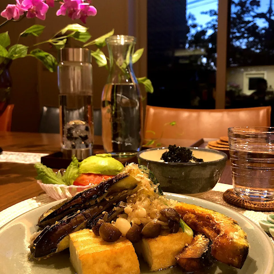 夏野菜と滑らかお豆腐の揚げ浸し🍆たっぷりのカツオ出汁と炒りごまで香ばしく☺️カラフル夏野菜と自家製紫蘇のカルパッチョ🍅🥑🍋と、胡麻油と岩塩で炒った有明海苔をホカホカのご飯のお供に🍚|madamwongtableさん