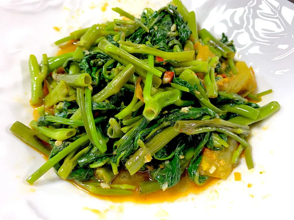 Snapdishの料理写真:Oseng kangkung|yeni kartikasariさん