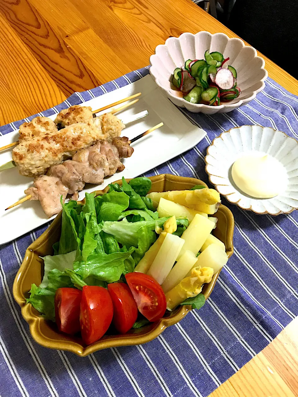 Snapdishの料理写真:アスパラサラダ、焼き鳥、きゅうりとラディッシュの酢の物|sayaさん