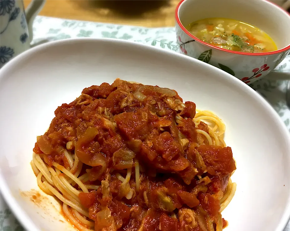 ツナのトマトソーススパゲティ、じゃがいもと人参のスープ|こいちさん