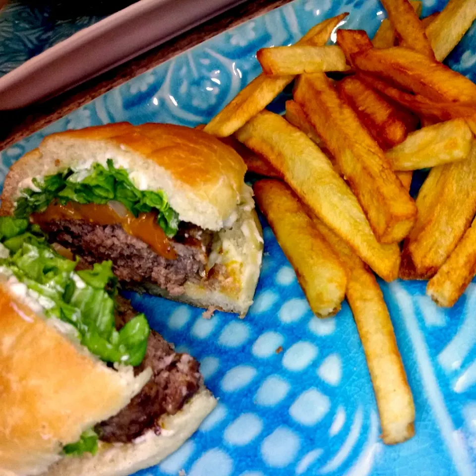 🍔 🍟Homestyle Burger and Fries 🍟🍔.

Buns and fries made from scratch 😋|MaggieH17さん