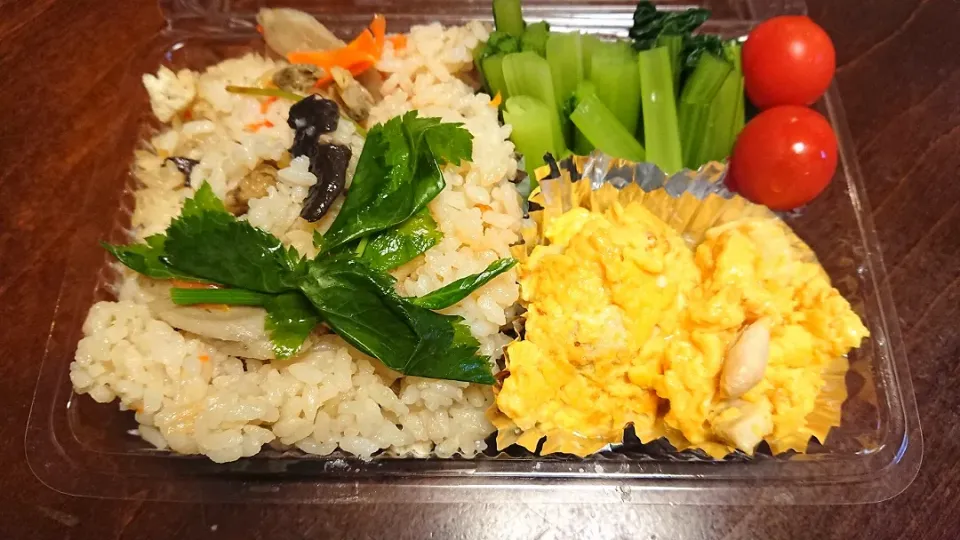 Snapdishの料理写真:和風鶏オムレツと浅利炊き込みご飯弁当|りょーさん