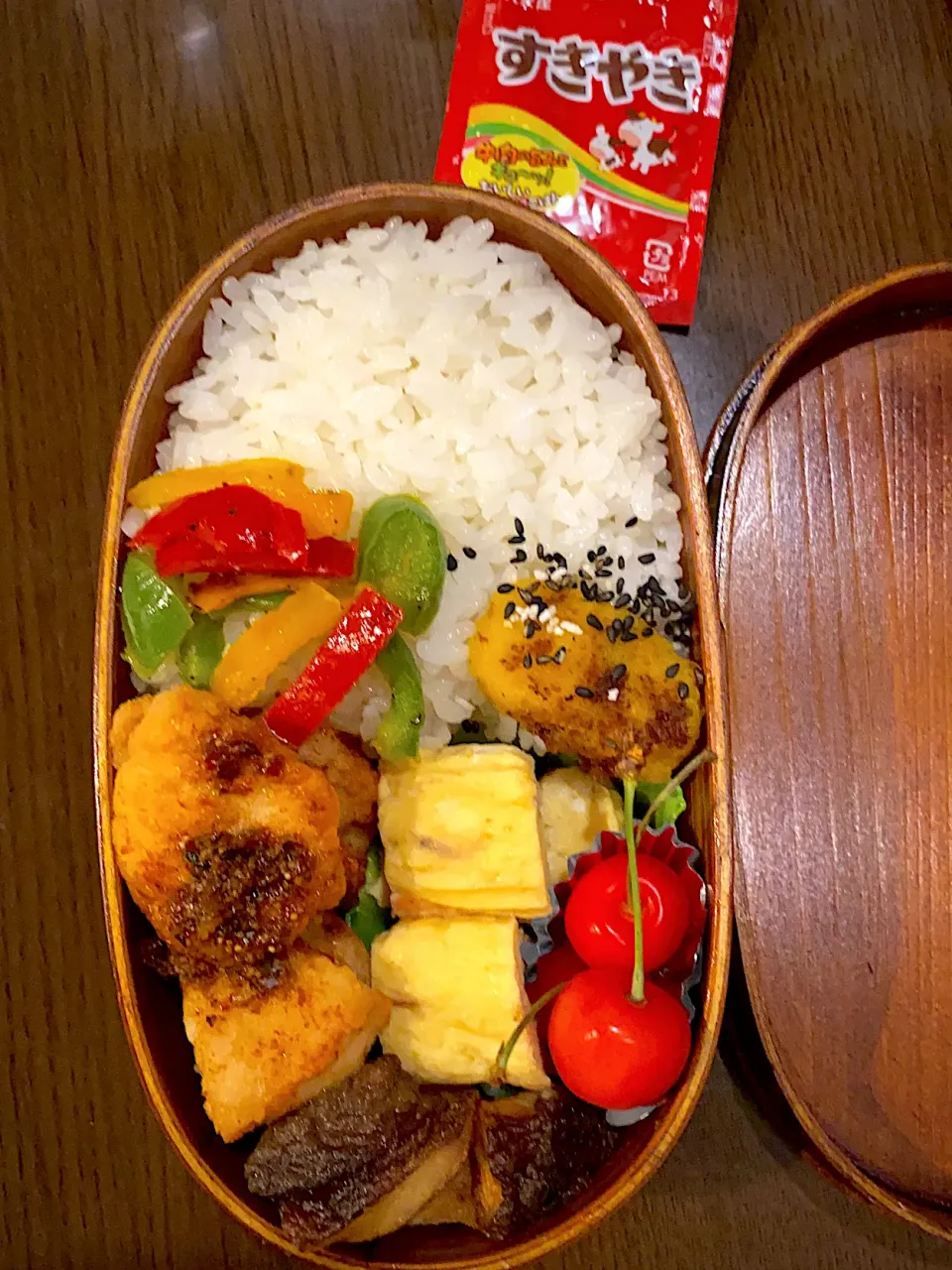 Snapdishの料理写真:お弁当🍱　鶏塩唐揚げ　辛味醤油だれ　干し海老の出し巻き卵　椎茸の唐揚げ　パプリカソテー　スイートポテト　さくらんぼ🍒|ch＊K*∀o(^^*)♪さん