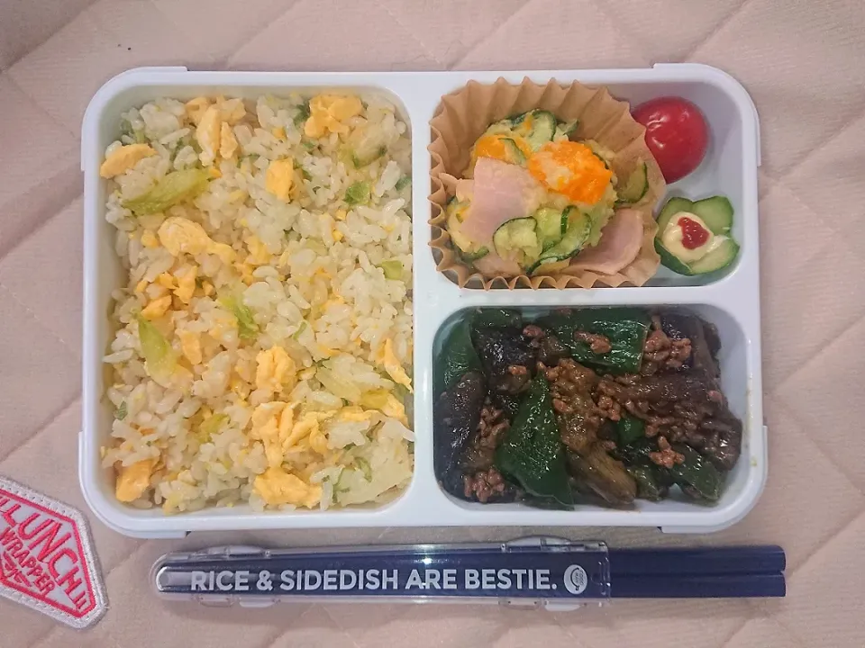 Snapdishの料理写真:🥬🥚レタスチャーハンのお弁当🥚🥬|クロ母さんさん