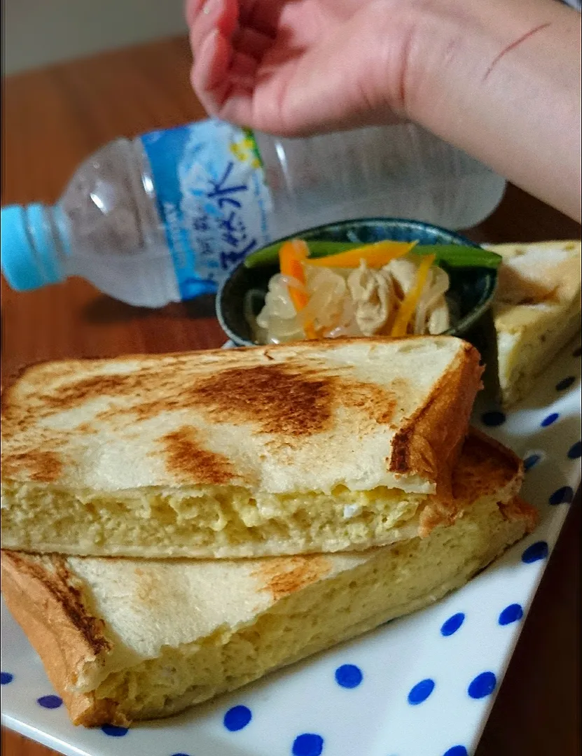 Snapdishの料理写真:ﾖｺﾁﾝ卵ﾎｯﾄｻﾝﾄﾞ|まりおさん