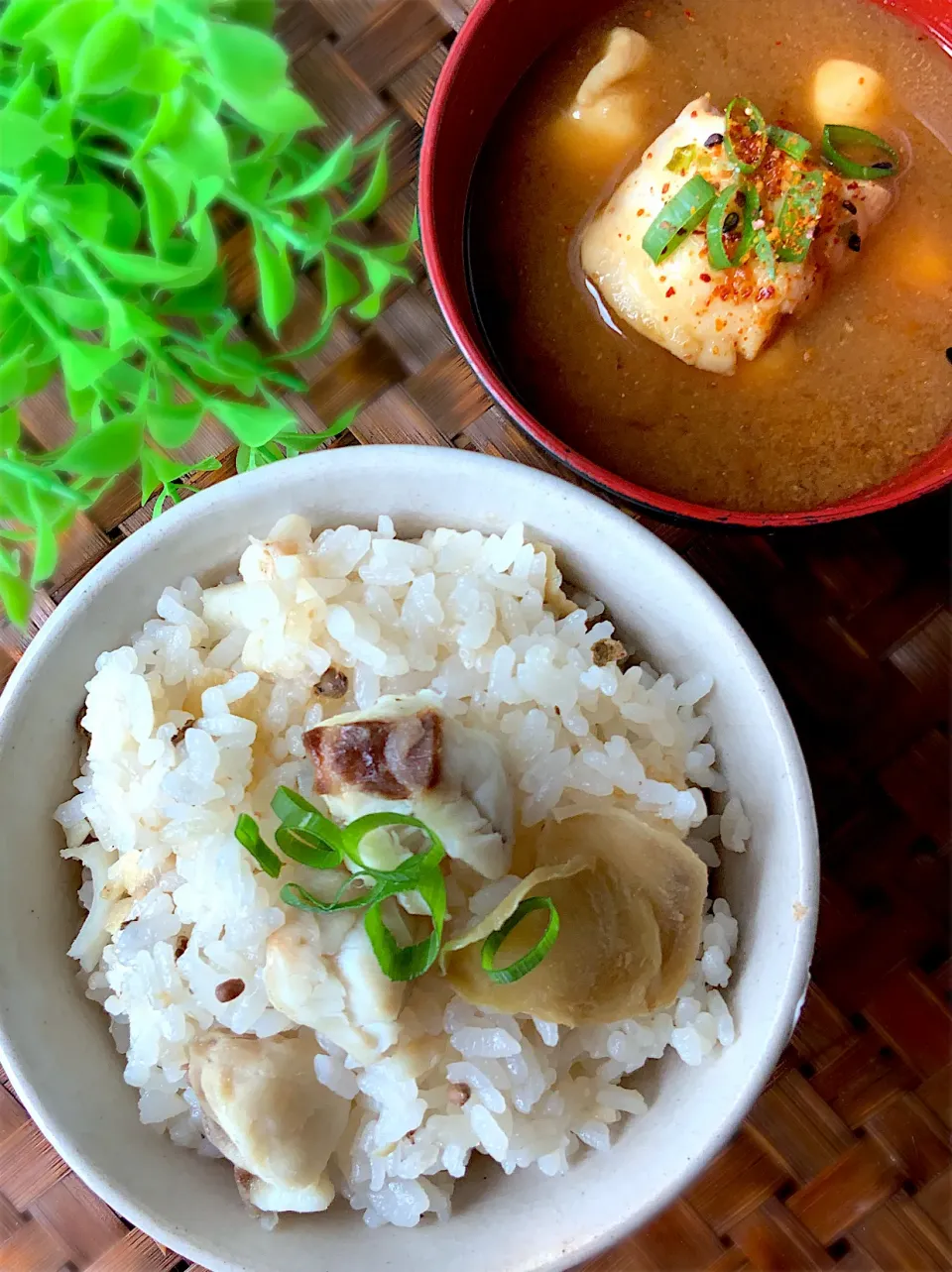 石鯛と新生姜と山椒の実の醤油漬けの炊き込みご飯と石鯛の味噌汁|9421beruさん