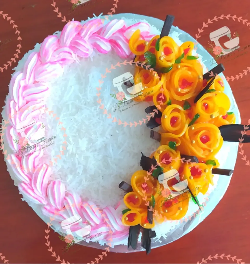 Vanilla sponge cake covered with whip cream, topped with fresh grated coconut and peach roses|La Douce Sucrièreさん